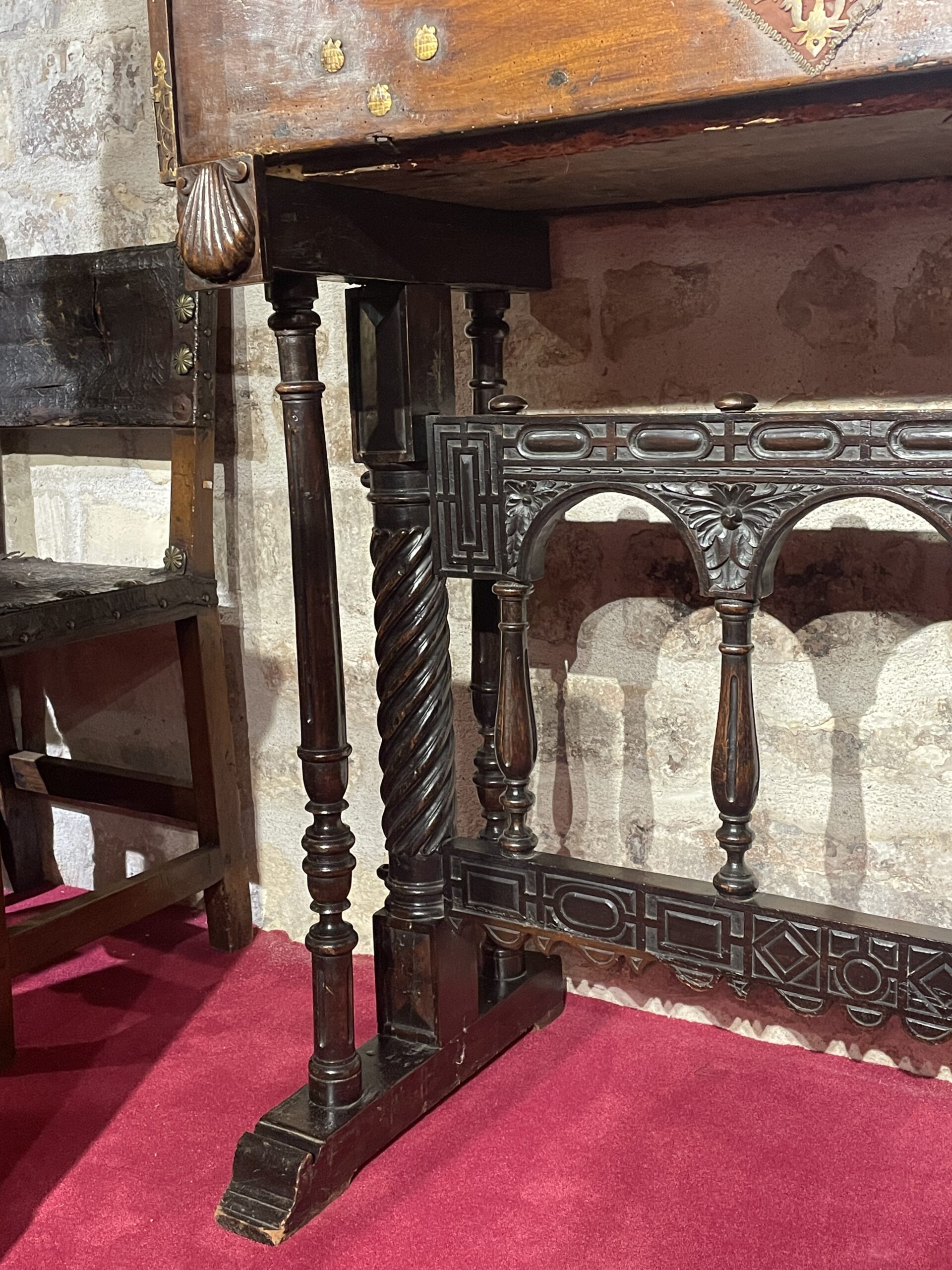 CABINET DE VOYAGE ESPAGNOL DIT « BARGUENO » REPOSANT SUR SON PIÈTEMENT D’ORIGINE