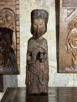 BOIS SCULPTE DE L’ECOLE CATALANE REPRÉSENTANT SAINT JACQUES LE MAJEUR