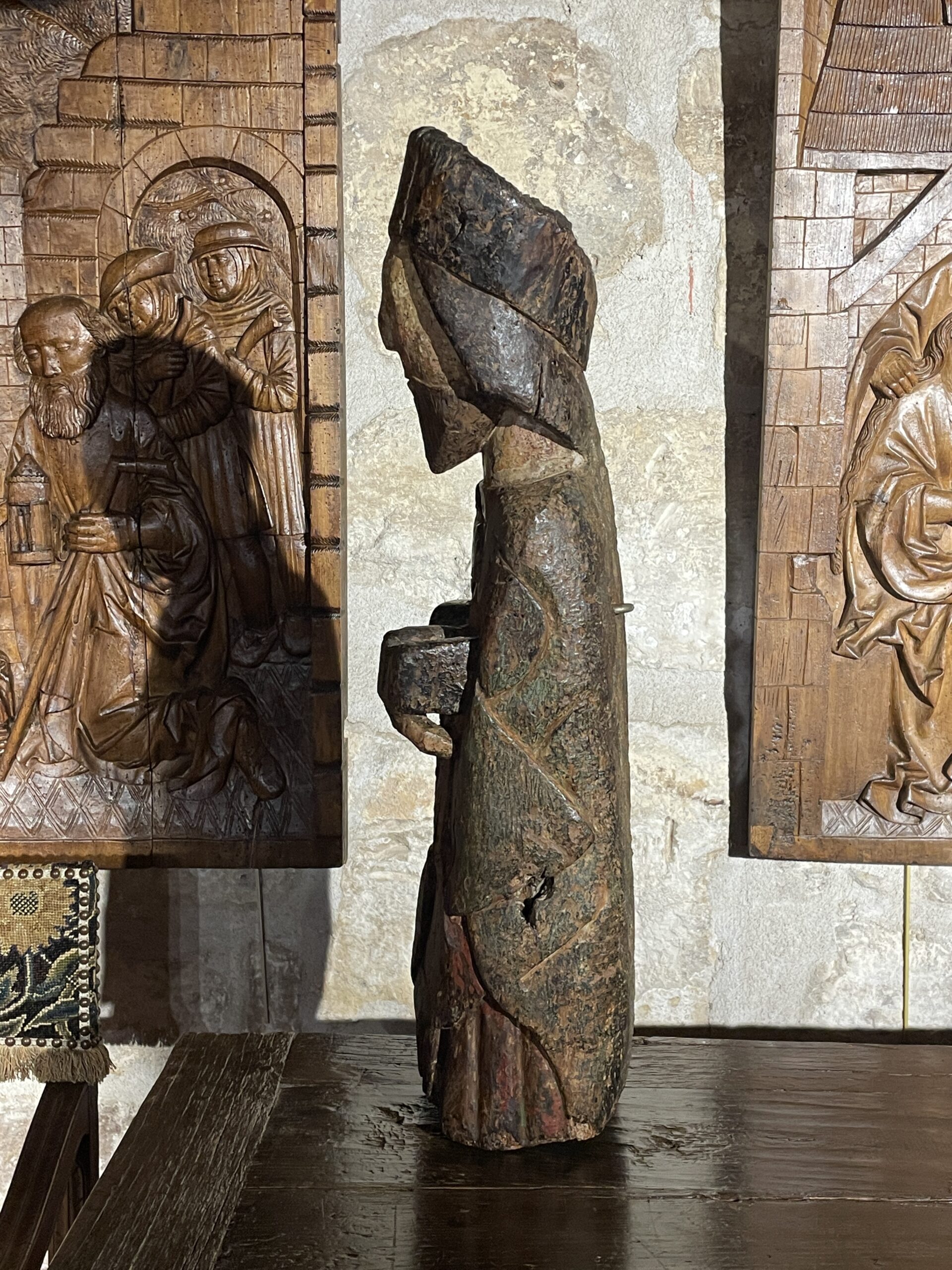 BOIS SCULPTE DE L’ECOLE CATALANE REPRÉSENTANT SAINT JACQUES LE MAJEUR