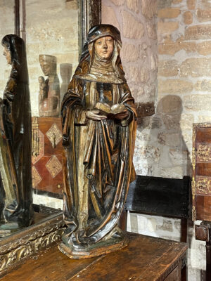 BOIS SCULPTÉ POLYCHROME REPRÉSENTANT SAINTE ODILE