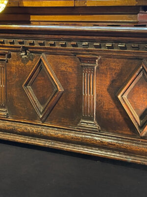 SOBRE ET ELEGANTE CASSONE ITALIENNE DE LA RENAISSANCE