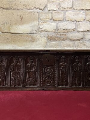 TRÈS BEAU COFFRE GOTHIQUE SCULPTÉ EN BAS-RELIEF DE SIX APÔTRES