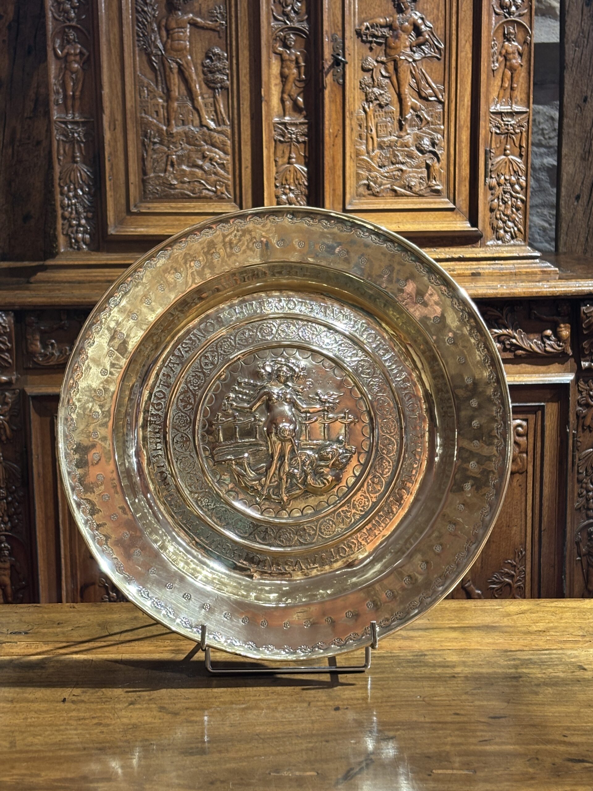 PLAT D’OFFRANDES REPRÉSENTANT LA COURTISANE ET LE FOU