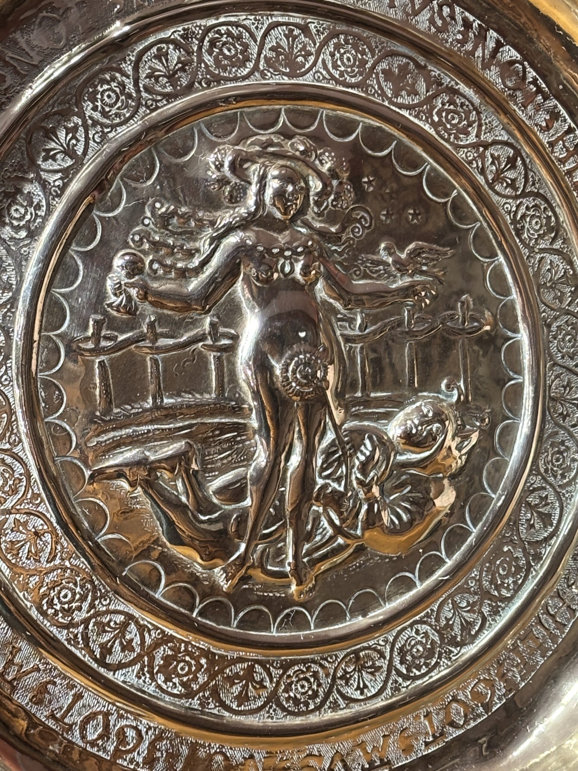 PLAT D’OFFRANDES REPRÉSENTANT LA COURTISANE ET LE FOU