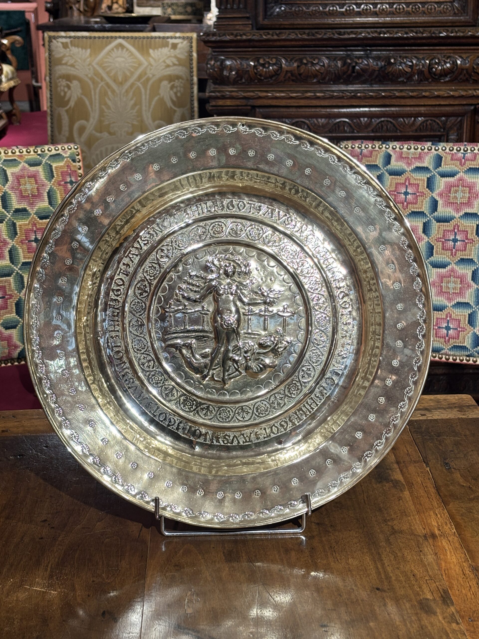 PLAT D’OFFRANDES REPRÉSENTANT LA COURTISANE ET LE FOU