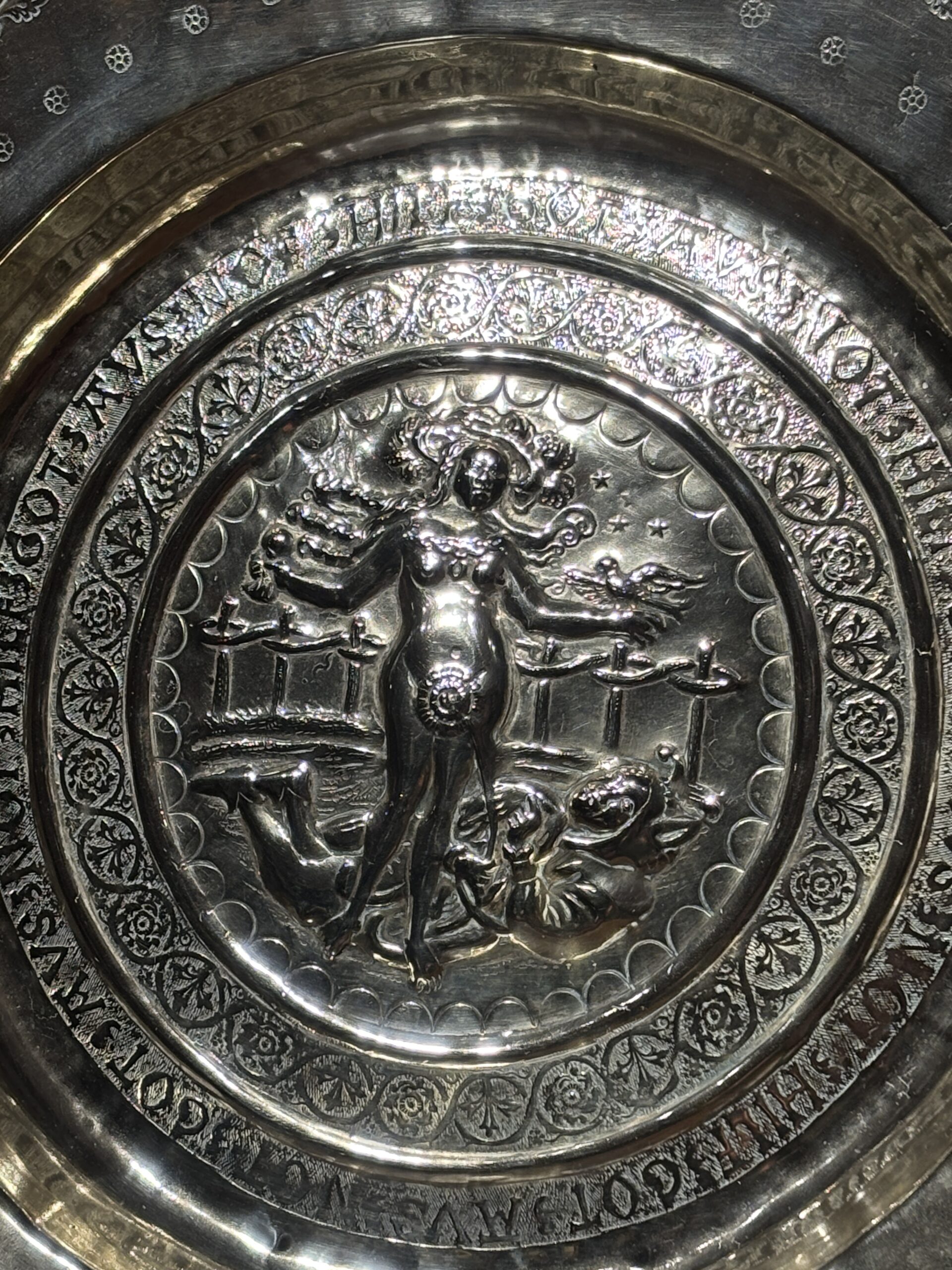 PLAT D’OFFRANDES REPRÉSENTANT LA COURTISANE ET LE FOU