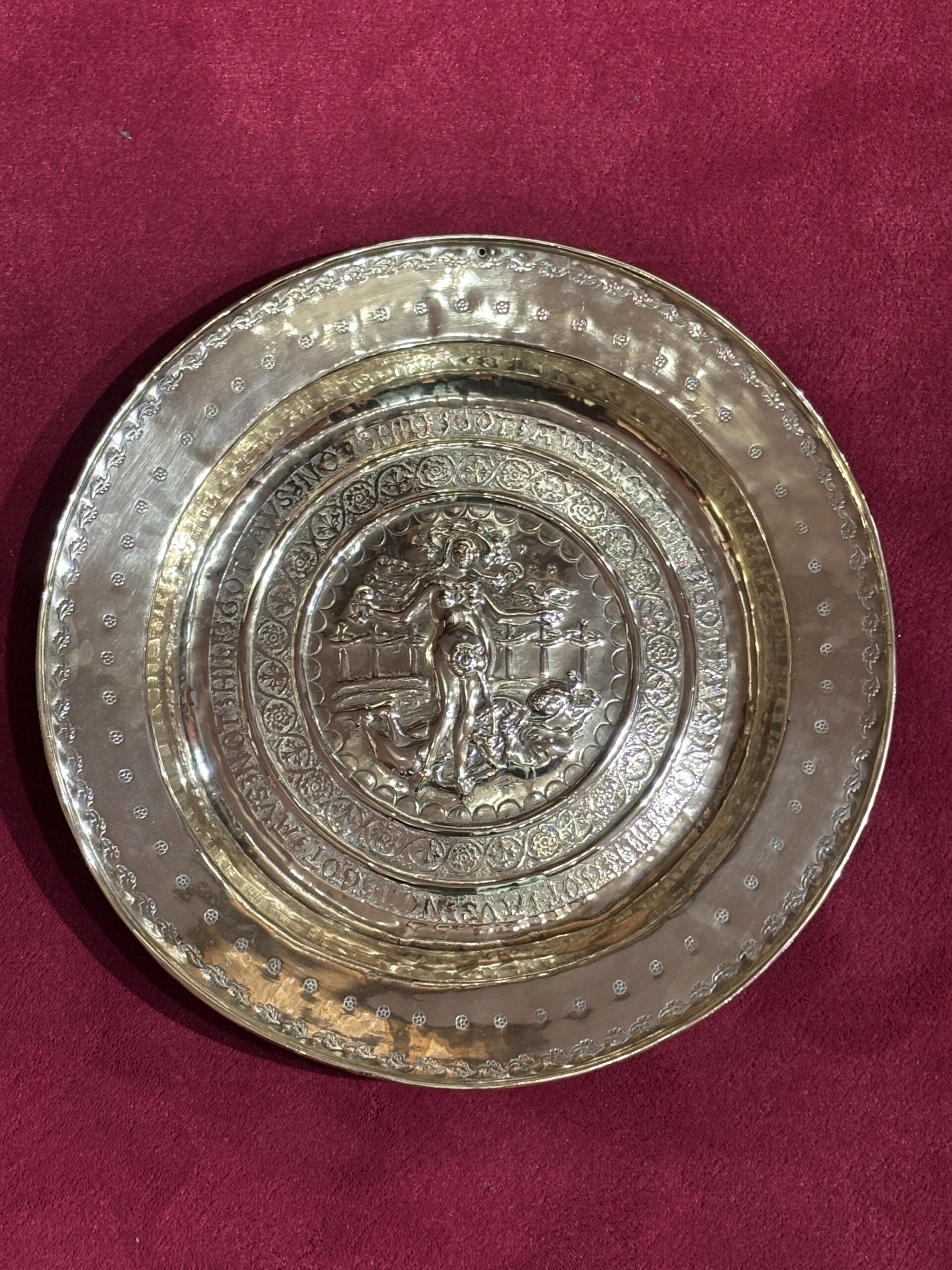 PLAT D’OFFRANDES REPRÉSENTANT LA COURTISANE ET LE FOU