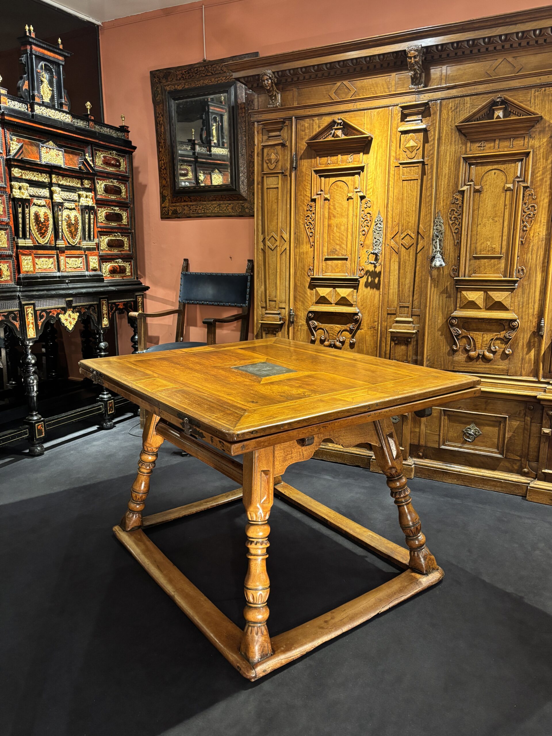 TRÈS BELLE TABLE SUISSE D’ÉPOQUE RENAISSANCE AVEC SES TIRETTES DITES « À L’ITALIENNE »